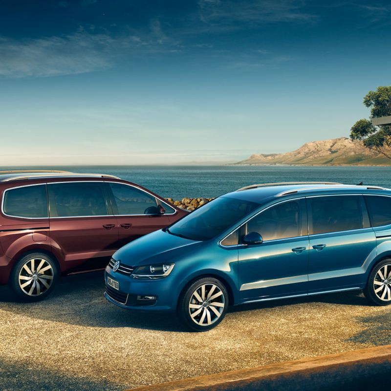Zwei Volkswagen gegenüber am Strand – Autokredit-Vergleich