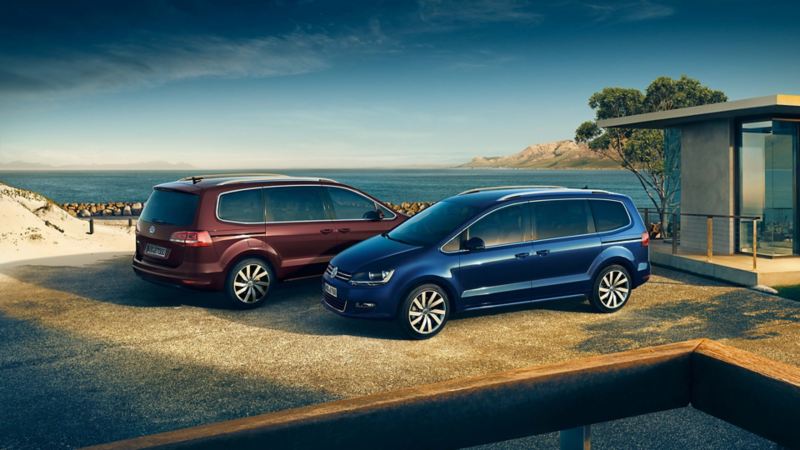 Two Sharan models parking in front of a beach