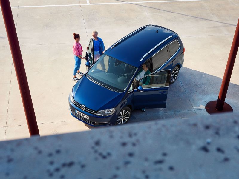 VW Sharan UNITED draufsicht mit drei einsteigenden Personen