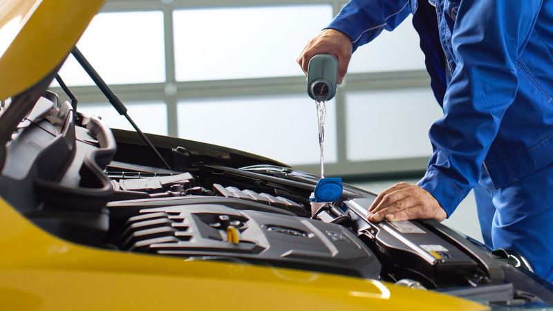 Un Réparateur Agréé Volkswagen vérifie le niveau d'huile d'un véhicule Volkswagen
