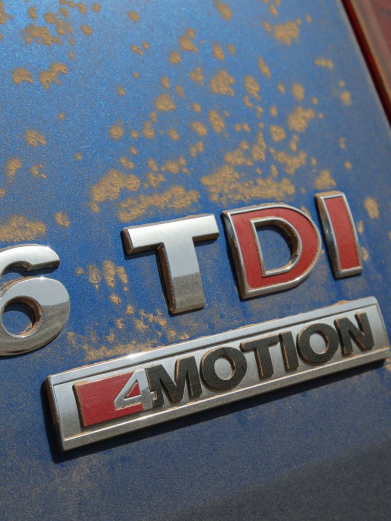 Volkswagen Amarok V6 TDI sandigt emblem efter offroadkörning i öknen i Oman