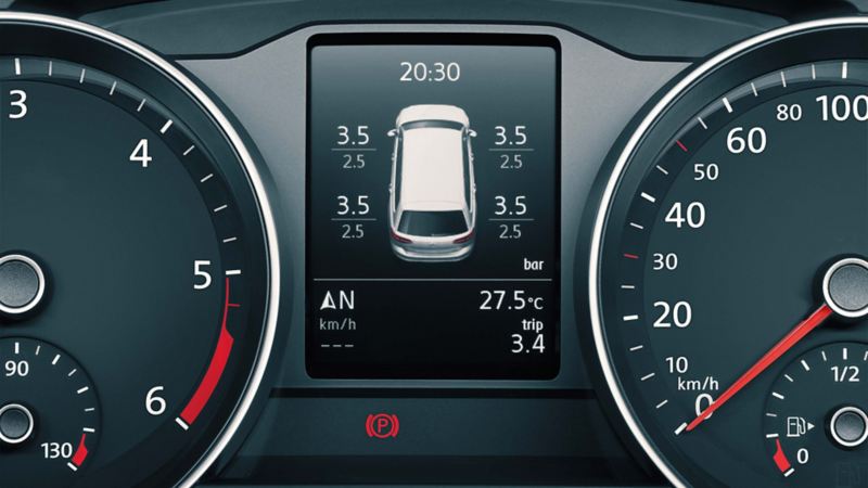 Dettaglio del sistema di controllo della pressione degli pneumatici sul display multifunzione di una Volkswagen.