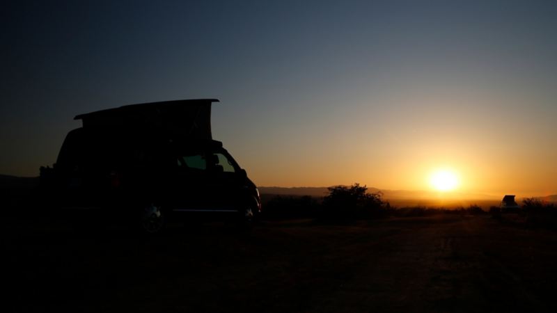 Volkswagen California i kalifornisk solnedgång