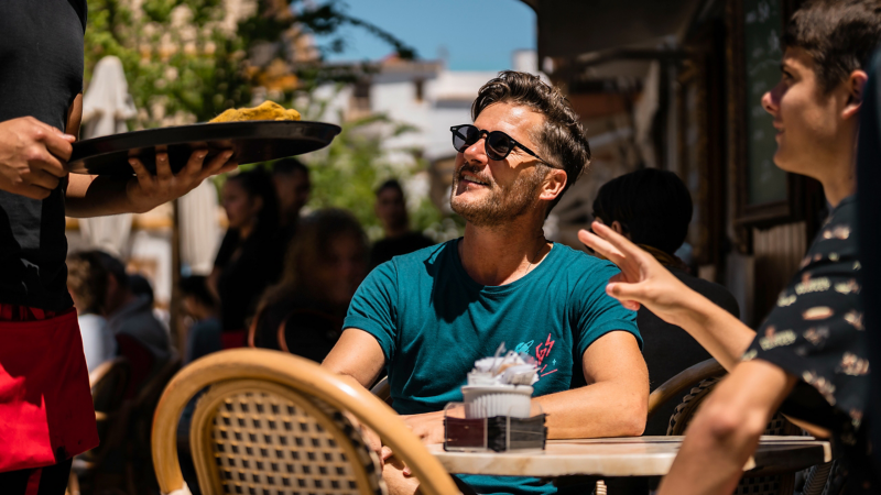 Daniel Klein mit Sohn im Café Croissant Show