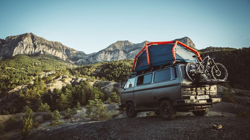 The T3 with roof tent in front of mountain panorama 