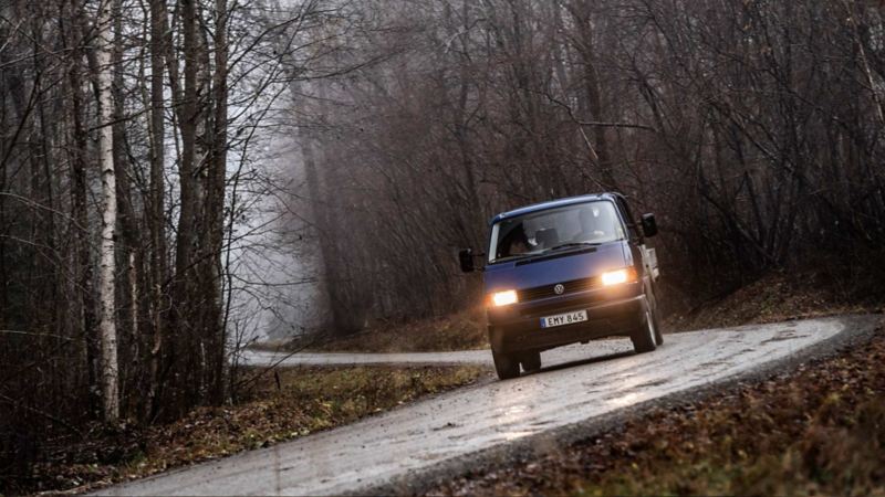 Blå VW Transporter pickup på väg mot Bergslagen