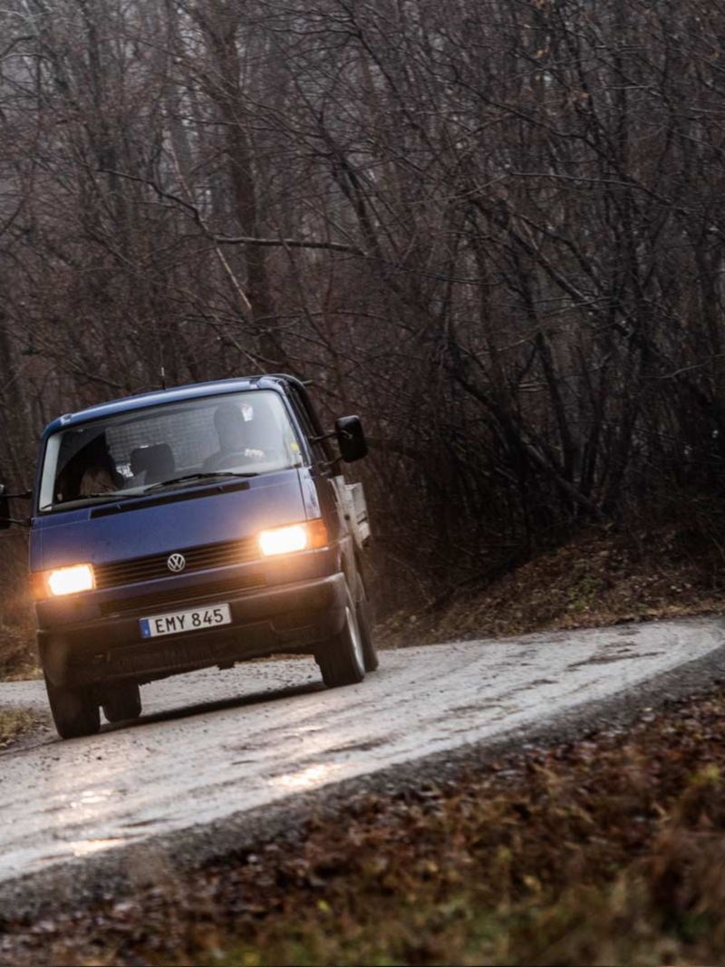 Blå VW Transporter pickup på väg mot Bergslagen