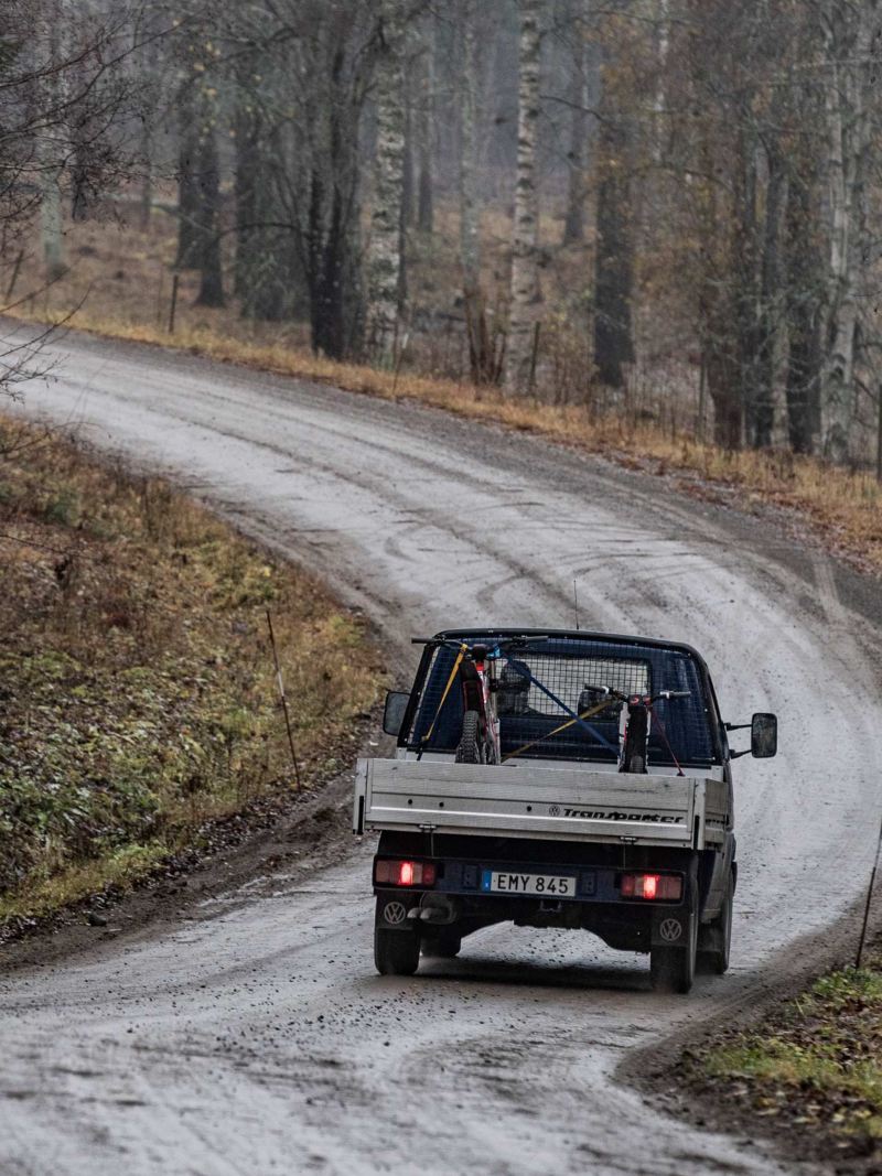 VW Transporter på grusvägarna mot Stråssa Gruva