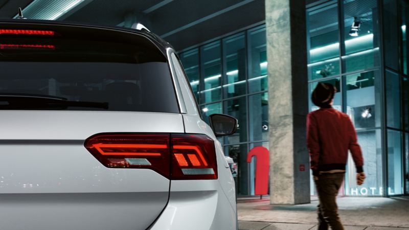 Rear view of T-Roc Sport with dark-red tail lights in LED technology