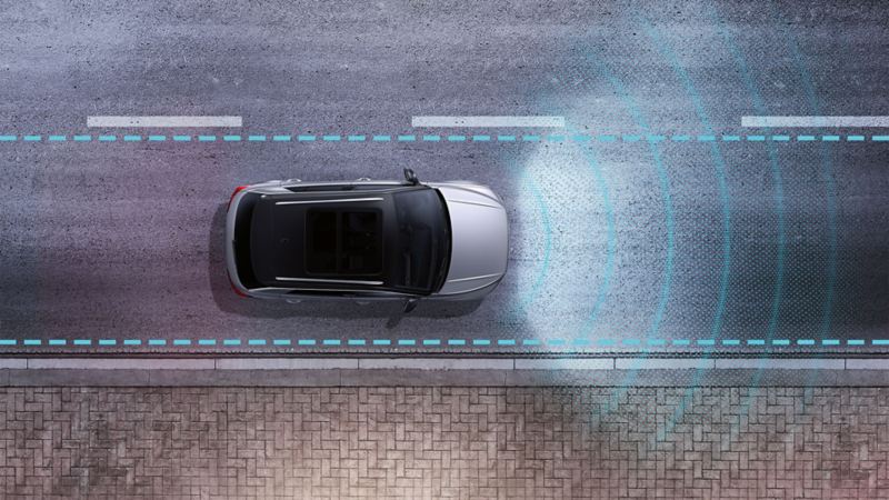 Rappresentazione grafica del funzionamento del pacchetto di assistenza alla guida 'Lane Assist', per il mantenimento della corsia, montato su una Volkswagen T-Roc vista dall'alto.
