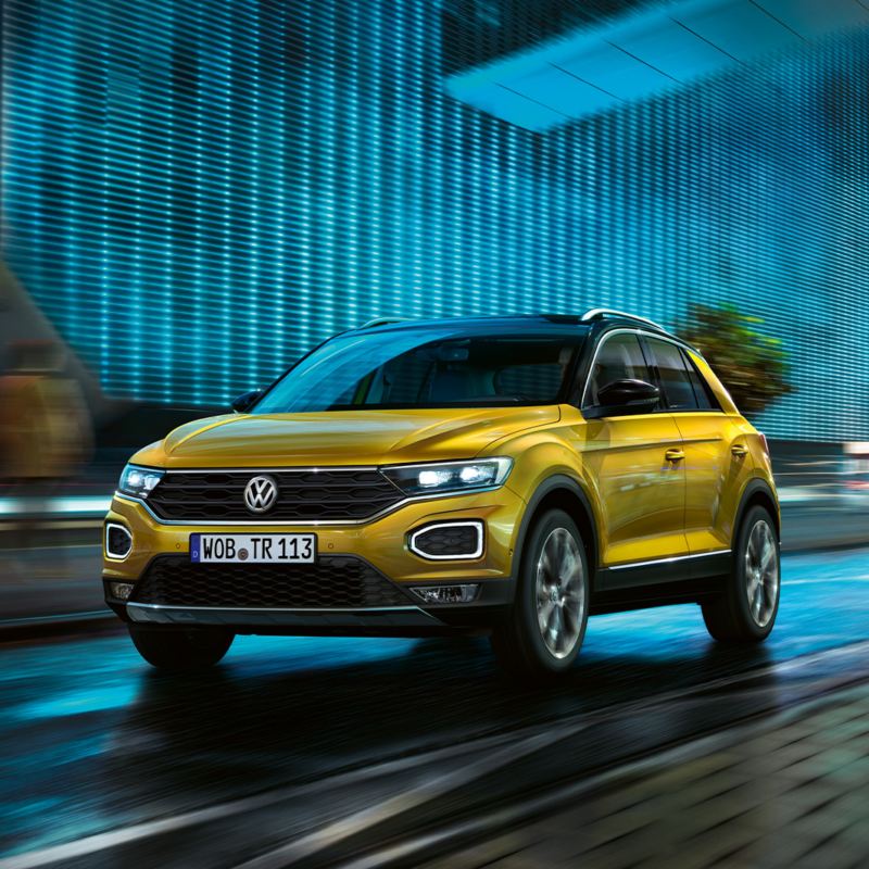 Żółty VW T-Roc jadący nocą