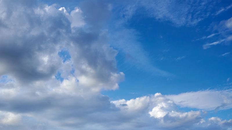 Einzelne Wolken am blauen Himmel