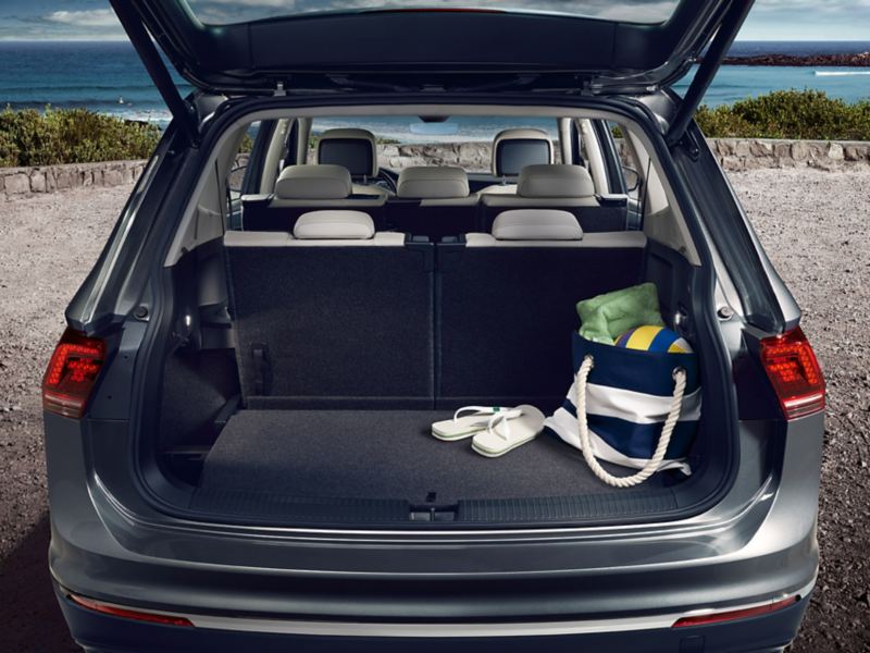 Kofferraum des VW Tiguan Allspace mit geöffneter Klappe und aufgstellter dritter Sitzreihe