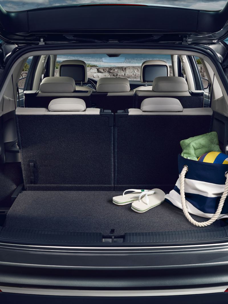 Kofferraum des VW Tiguan Allspace mit geöffneter Klappe und aufgstellter dritter Sitzreihe