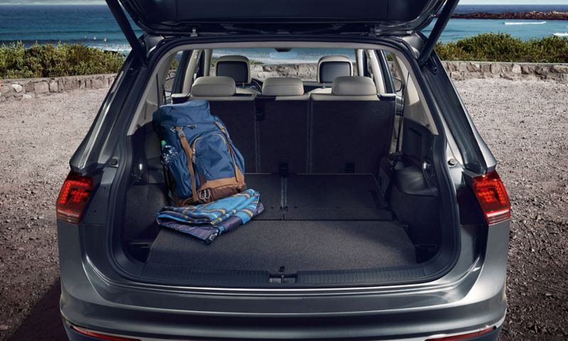 Kofferraum des VW Tiguan Allspace mit geöffneter Klappe und ebenem Boden