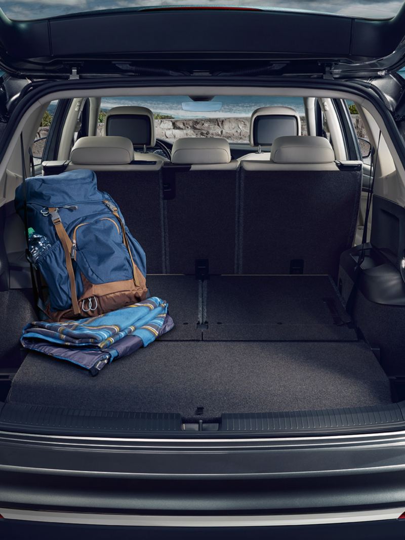 Kofferraum des VW Tiguan Allspace mit geöffneter Klappe und ebenem Boden