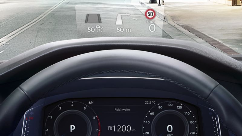 Rappresentazione grafica della visuale attraverso il parabrezza con 'Head-up display', montato su un'auto Volkswagen.