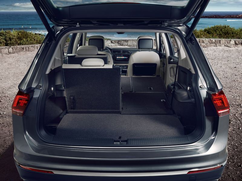 Kofferraum des VW Tiguan Allspace mit geöffneter Klappe, die rechten Sitze der zweiten und dritten Sitzreihe sind umgeklappt