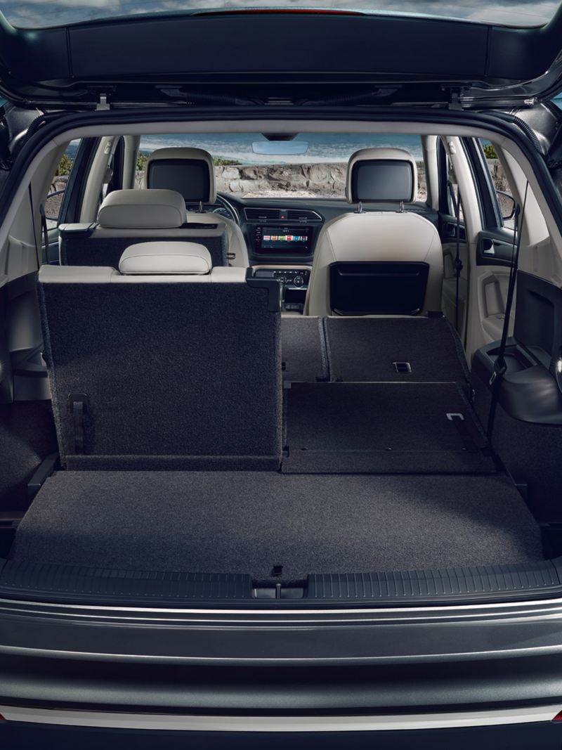 Kofferraum des VW Tiguan Allspace mit geöffneter Klappe, die rechten Sitze der zweiten und dritten Sitzreihe sind umgeklappt