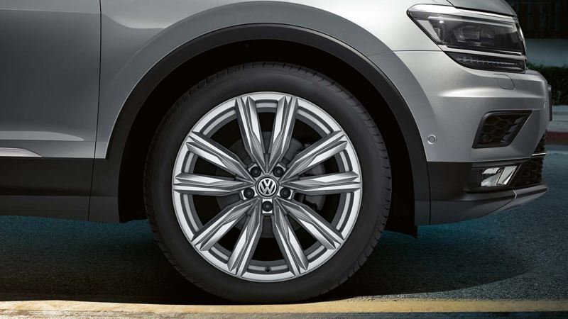 Dettaglio degli pneumatici di un veicolo commerciale Volkswagen.