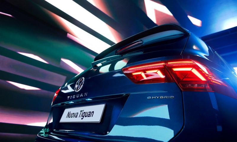 Vista posteriore di Volkswagen Tiguan con dettaglio del badge eHYBRID