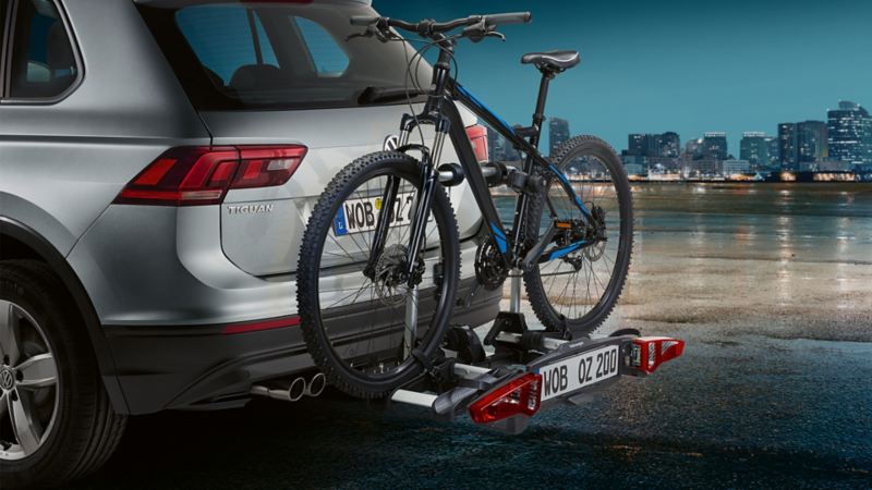 Rear view of a Tiguan from the side with a bicycle carrier and mountain bike.