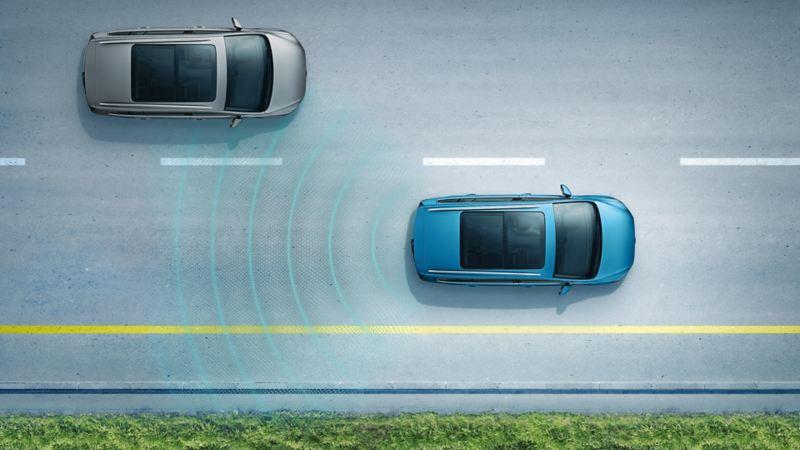 Sicht von oben auf VW Touran mit grafischer Darstellung der Sensoren des Spurwechselassistenten „Side Assist“