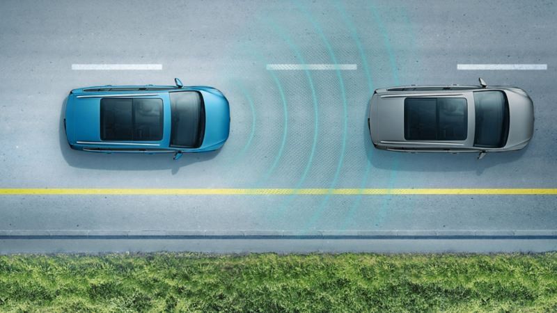 Sicht von oben auf VW Touran mit grafischer Darstellung der Sensoren des Notbremsassistenten „Front Assist“ mit Fußgänger- und Radfahrererkennung