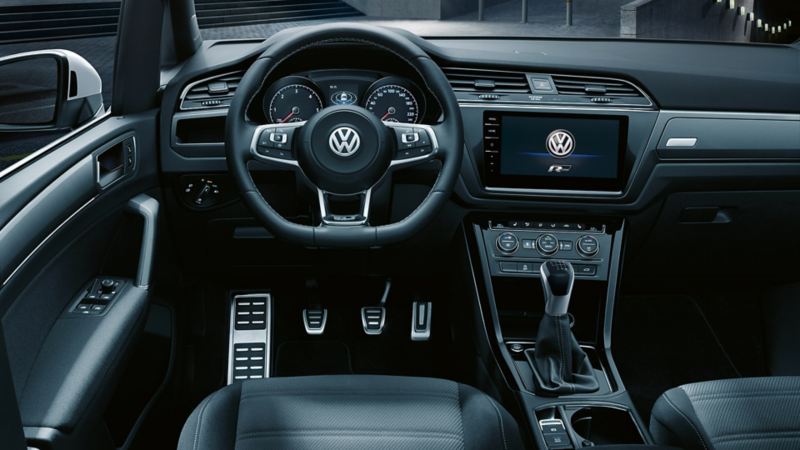 Interieur van een Volkswagen Touran met R-Line uitrusting en R-Line logo op het infotainmentsysteem Discover Pro