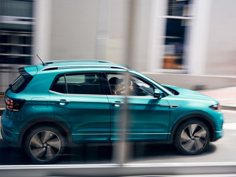 Blick auf einen vorbeifahrenden Volkswagen T-Cross