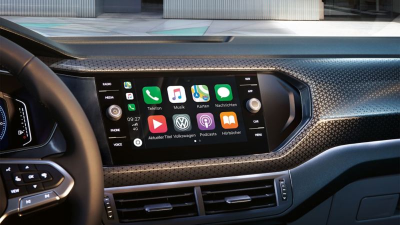 Blick auf das Display eines Infontainmentsystems in einem Volkswagen: auf dem Display sind verschiedene App-Icons von Apple zu sehen.