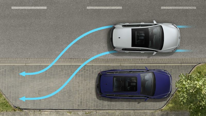 A Volkswagen viewed from above, reverse parking sideways using the ‘Park Assist’ parking assist system 