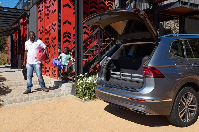 Foreman Thulani and his daughter inspect the trunk of the Tiguan Allspace