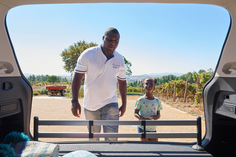 Foreman Thulani and his Daughter inspect the trunk of the Tiguan Allspace