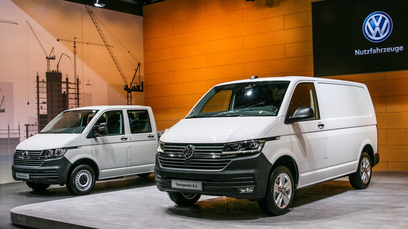 Vista 3/4 frontale di Transporter 6.1 Furgone e Transporter 6.1 Autotelaio Volkswagen in mostra alla fiera "BRUMA" di Monaco del 2019.