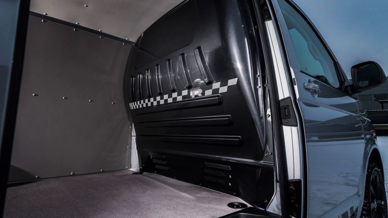 Komfortmellanväggen med kolfibereffekt ger karaktär i VW Transporter R Edition