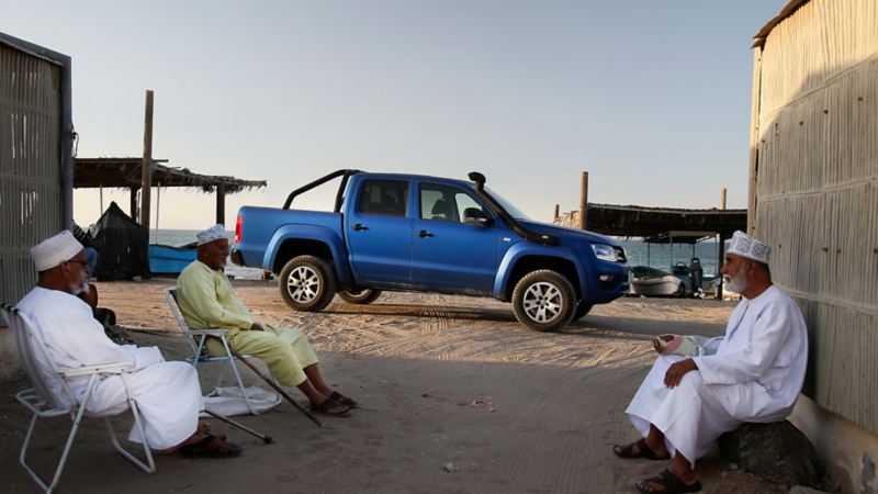 Med 41 grader varmt är det skugga som gäller. Beduiner beundrar VW Amarok.
