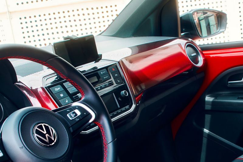 Innenansicht Cockpit des VW up! GTI mit rot-weiß karierten Sitzbezügen und roter Ziernaht.