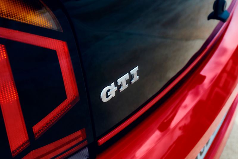 Detailansicht von VW up! GTI Heck mit Schriftzug „GTI“ in Chrom.