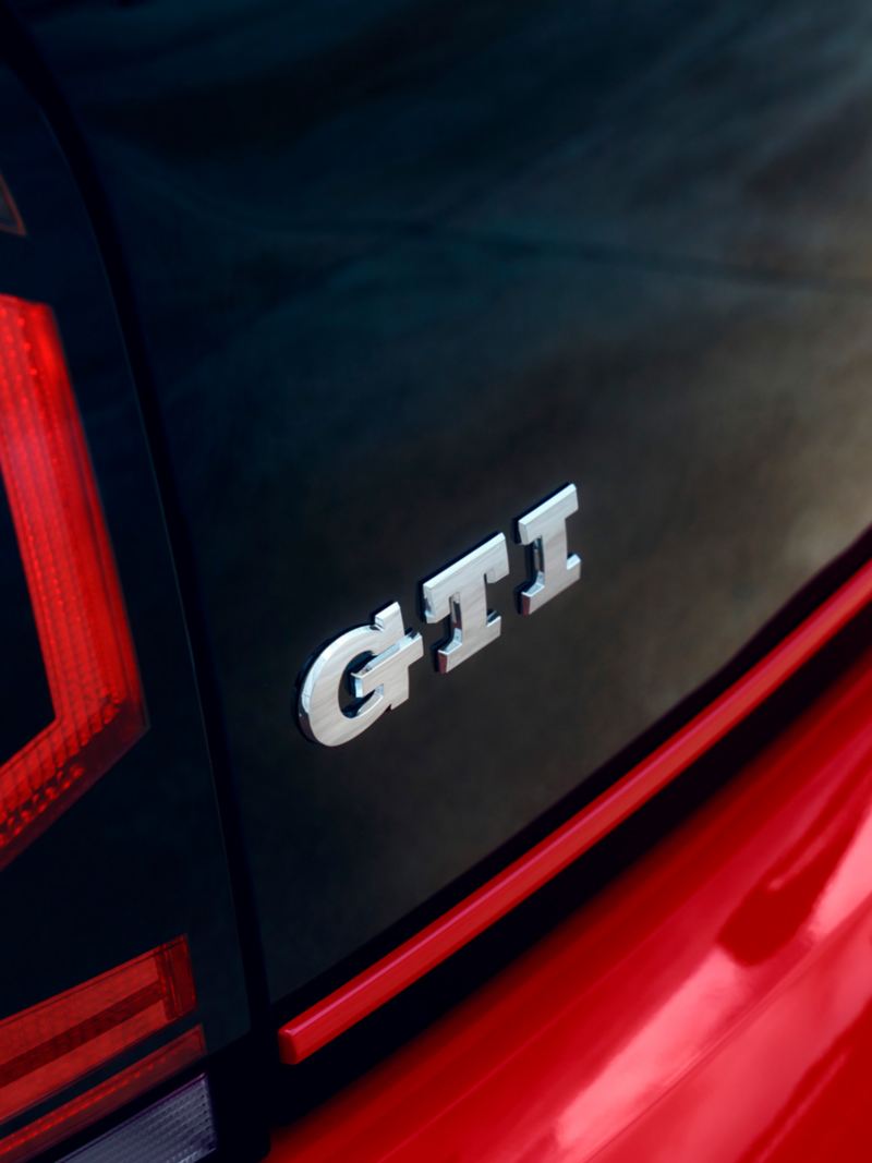 Detailansicht von VW up! GTI Heck mit Schriftzug „GTI“ in Chrom.