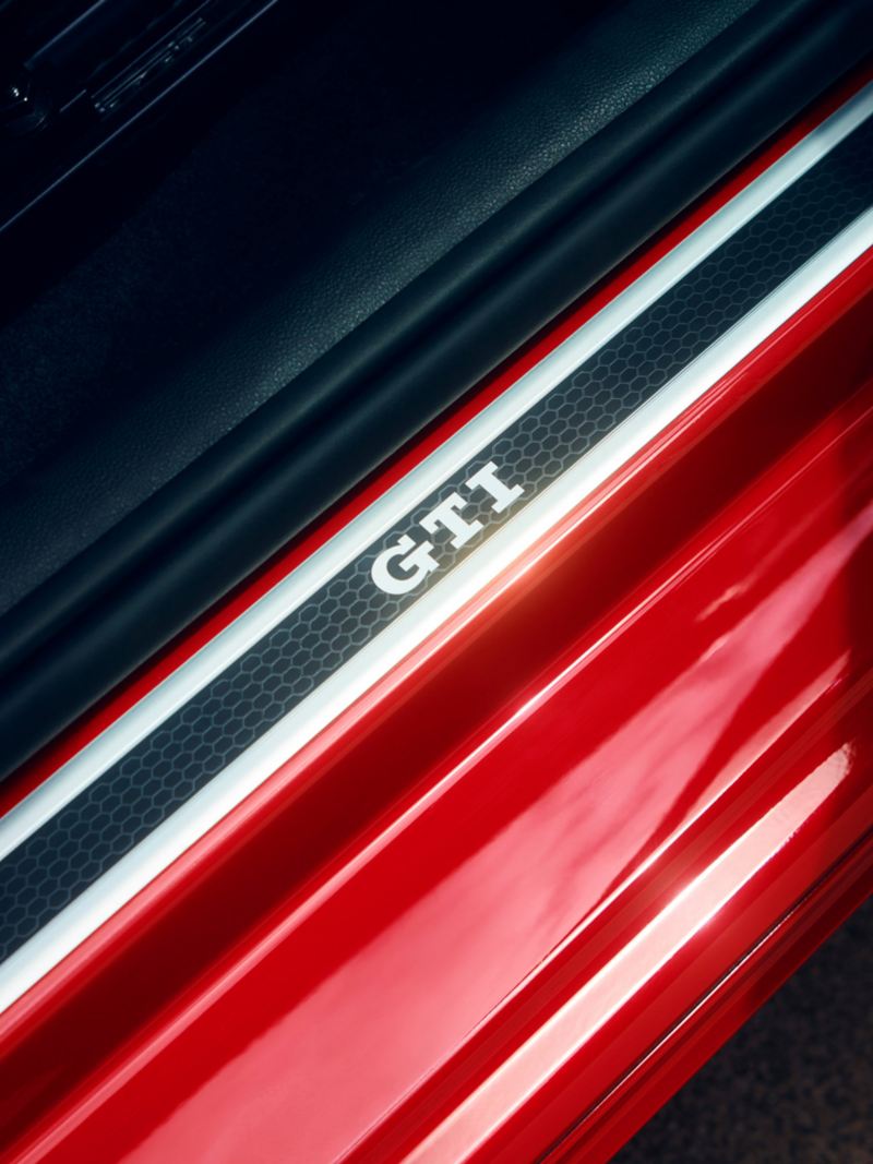 Detailansicht von VW up! GTI Einstiegsleiste in Tür mit Schriftzug „GTI“ in Chrom.