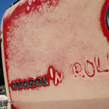 Sur l'Amarok, "Amarok'n Roll" était écrit dans la poussière.
