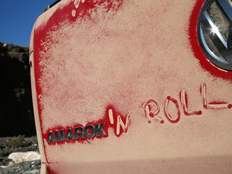 Sur l'Amarok, "Amarok'n Roll" était écrit dans la poussière.