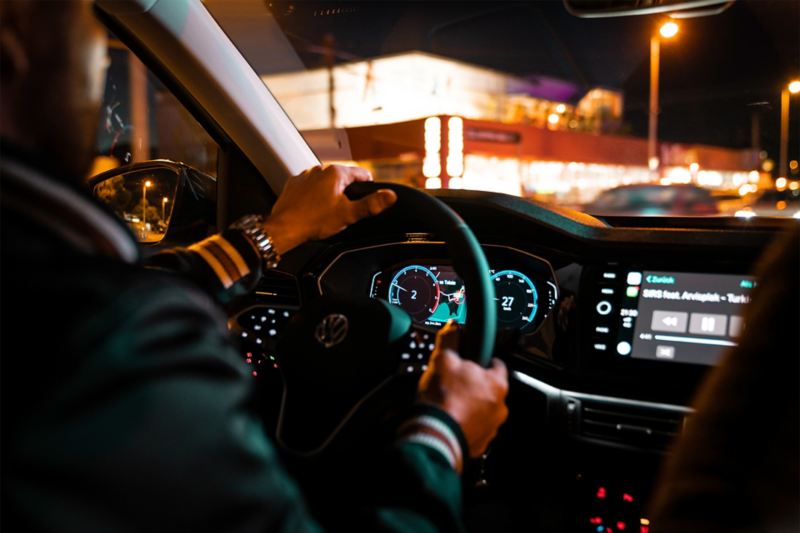 Fahrer am Steuer bei Nacht