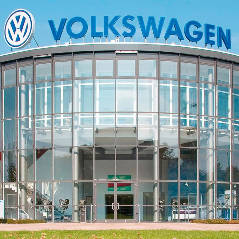 Haupteingang des Motorenwerks Chemnitz mit großem Volkswagen Schriftzug auf dem Dach