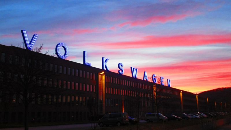 Der Volkswagen Schriftzug auf dem Dach des Werks in Kassel