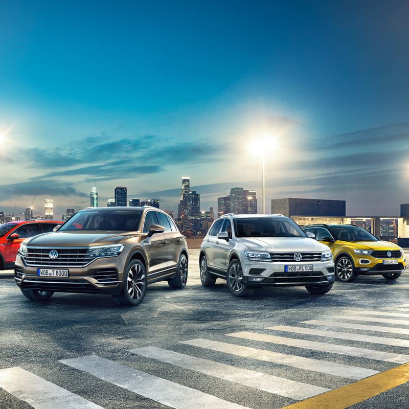 Volkswagen T-Cross T-Roc Tiguan Touareg parcheggiate in un parcheggio di notte