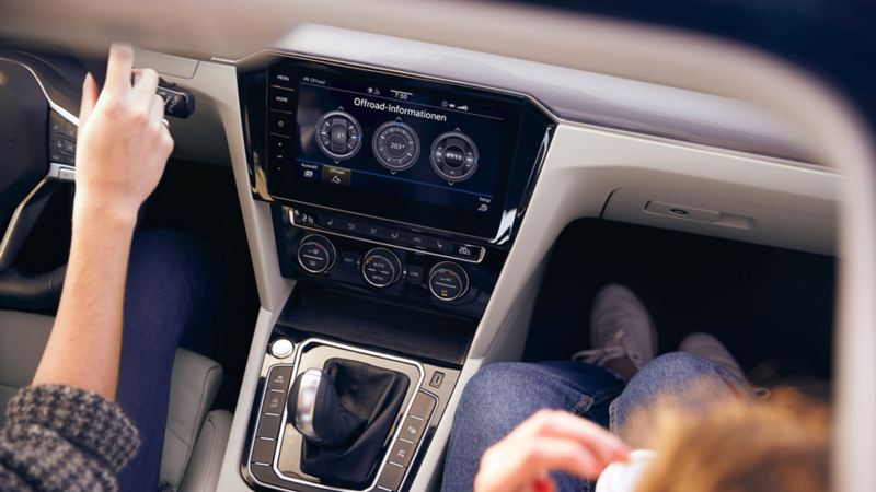 Dettaglio dello schermo digitale con navigazione Offroad, su un'auto Volkswagen.