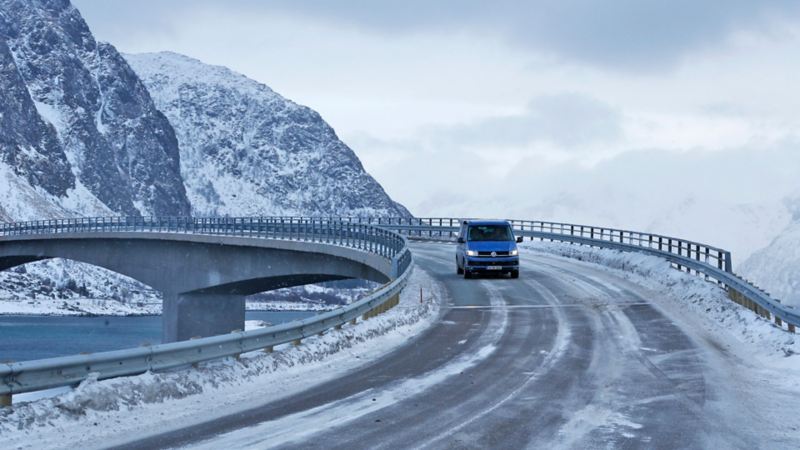 Volkswagen California på isiga vägar i Norge.