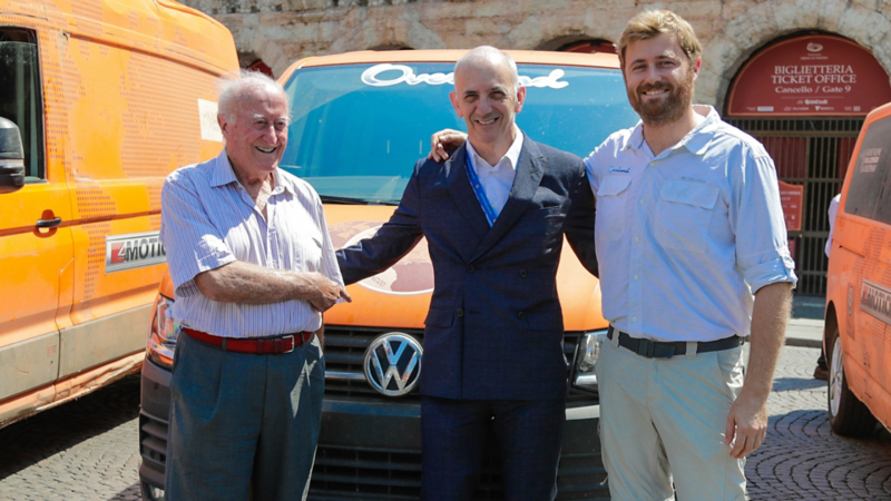 Beppe e Filippo Tenti davanti a un Crafter Volkswagen di ritorno dal progetto "Overland".